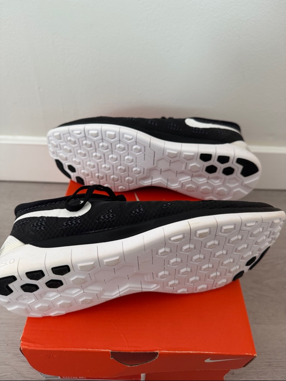 Nike Free 5.0 Black and White Women's Running Sneakers - Picture 4 of 6